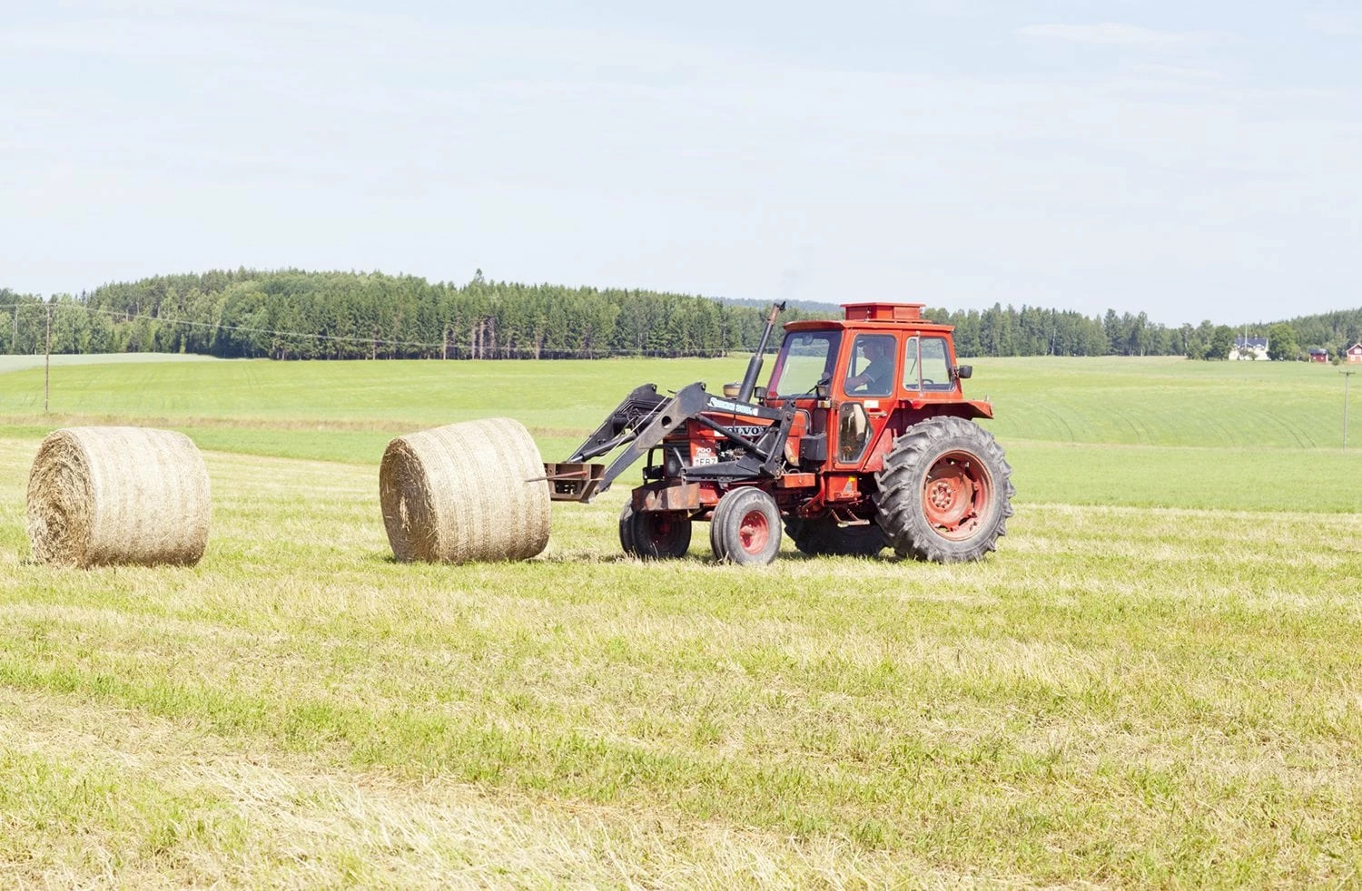 En traktor på en åker