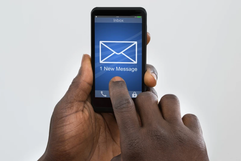 Två händer håller i en mobiltelefon