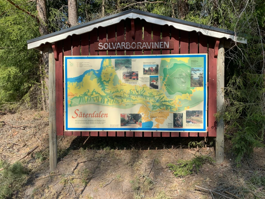 Skylt vid Solvarboravinen. Foto: S&auml;ters kommun.