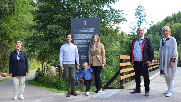 Ylav Thörn från Länsstyrelsen Dalarna, tillsammans med Mats Nilsson, kommunstyrelsens ordförande samt Marita Skog, kommundirektör, välkomnar Prins Gabriel med föräldrar till Säterdalen.