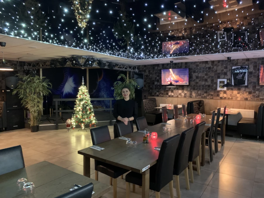 Leyla p&aring; restaurang Athena. Foto: S&auml;ters kommun.