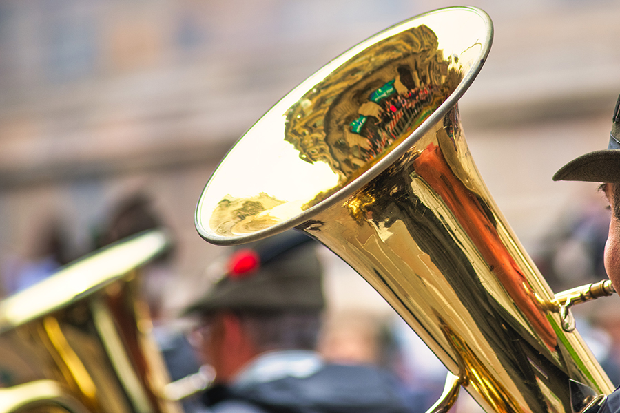 En person som spelar tuba.