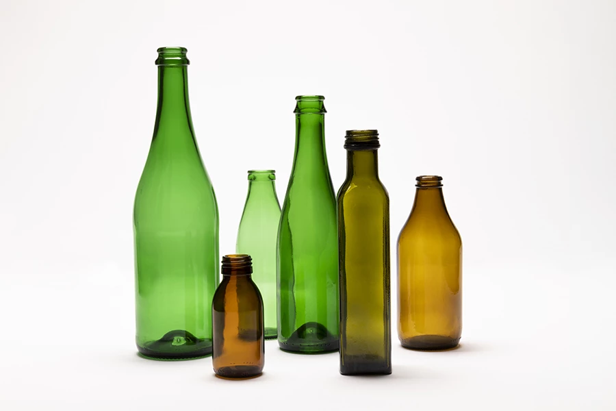 F&ouml;rpackningar av of&auml;rgat glas. Foto: Avfall Sverige