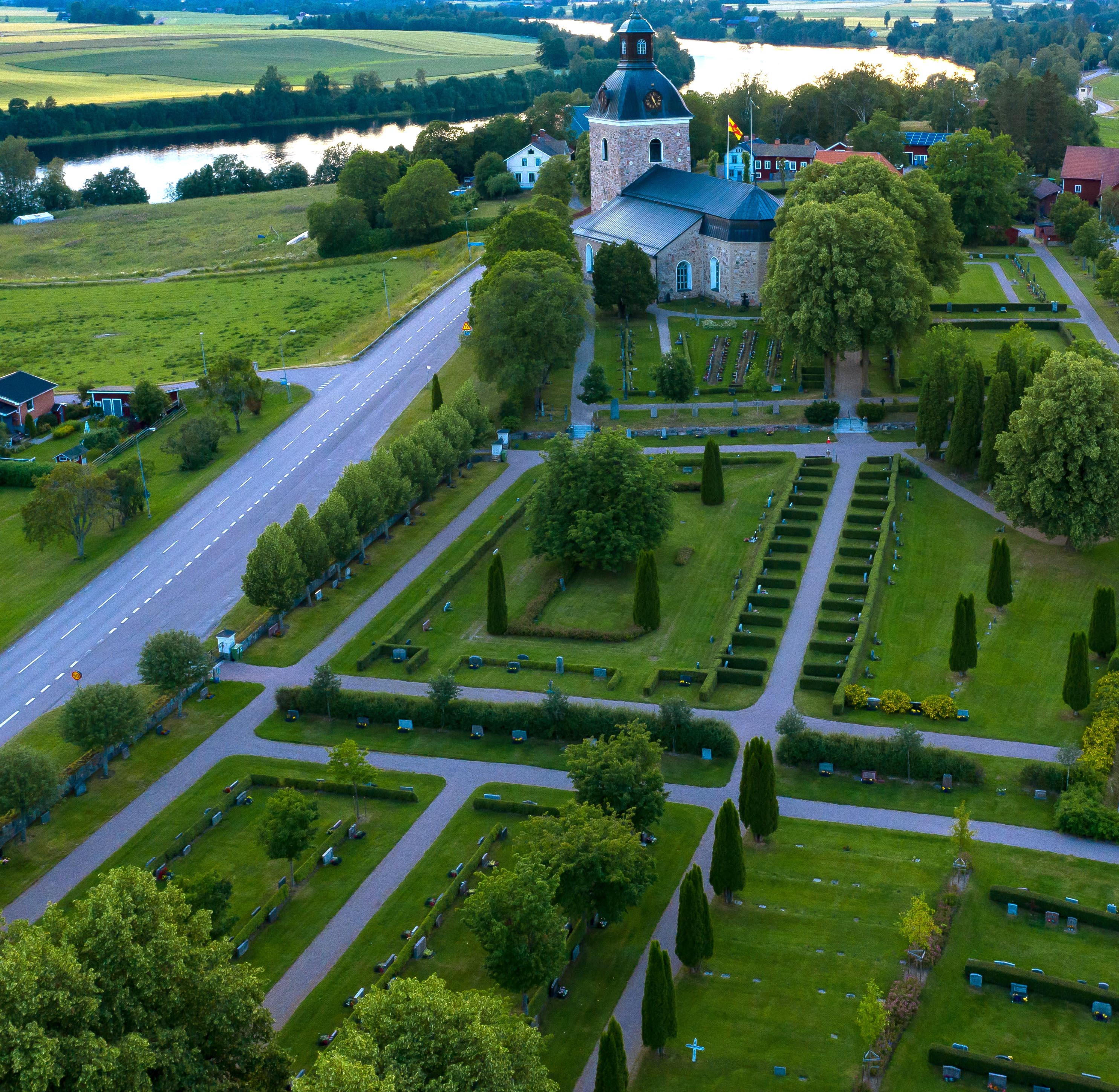 Vy &ouml;ver kyrkan i Stora Skedvi