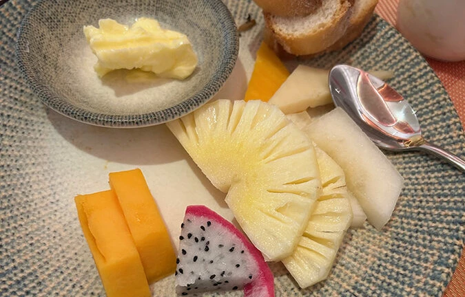 ett fat med frukt
