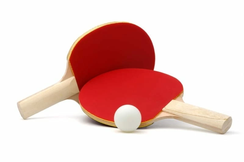Två pingisracketar och en pingisboll