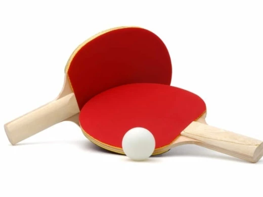 Två pingisracketar och en pingisboll