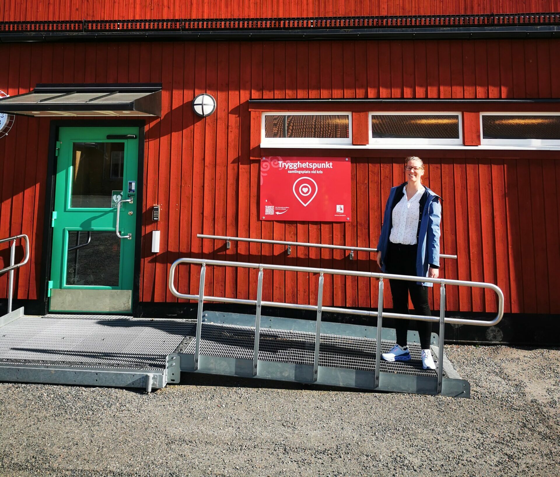 Karin Fredj framf&ouml;r Trygghetspunkten i Enbacka