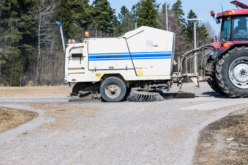En gatusopningsmaskin vid en vägkorsning